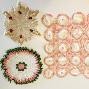 SCHWANEn doily 2 häkeln Doilies Lot of 3 1940er, 1950er Jahre handgehäkelt Dekoratives Wohndekor Rosa, Grün, Creme Anthropomorphe Vogel-Doily Bild 4