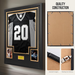 Puede incluir: Un marco de exhibici&oacute;n para camiseta deportiva negro con paspart&uacute; dorado, que incluye una camiseta central con el n&uacute;mero 20, dos espacios para fotos y una placa. La parte trasera muestra una construcci&oacute;n con colgadores y botones giratorios.