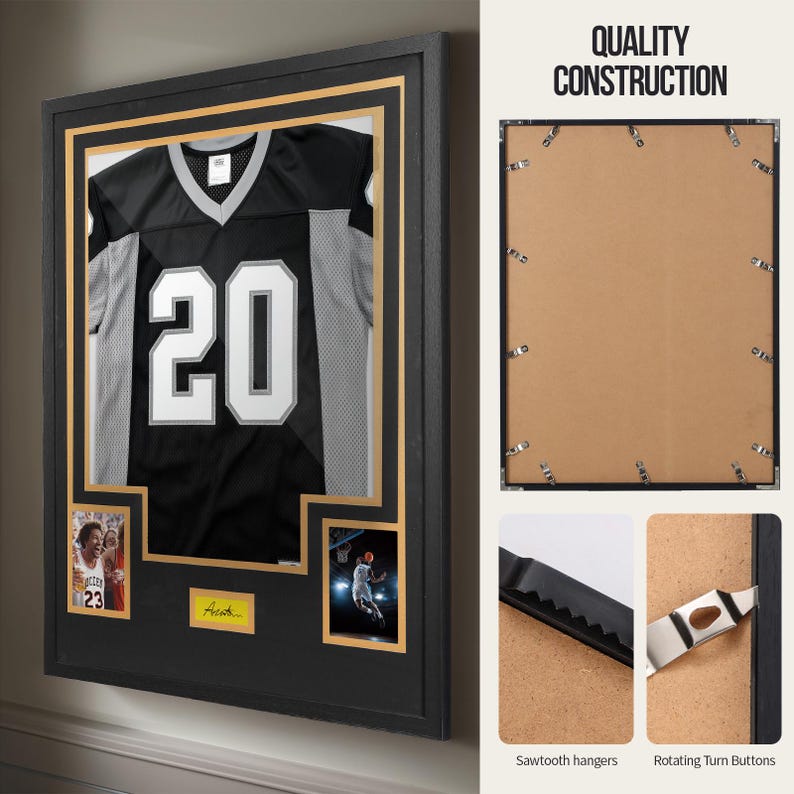 Puede incluir: Un marco de exhibici&oacute;n para camiseta deportiva negro con paspart&uacute; dorado, que incluye una camiseta central con el n&uacute;mero 20, dos espacios para fotos y una placa. La parte trasera muestra una construcci&oacute;n con colgadores y botones giratorios.