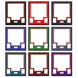 Puede incluir: Una cuadr&iacute;cula de nueve marcos de fotos rectangulares, cada uno con una gran abertura central y tres aberturas m&aacute;s peque&ntilde;as en la parte inferior. Los marcos est&aacute;n disponibles en varios colores, incluidos negro, rojo, azul, verde, turquesa y morado, todos con detalles en rojo.