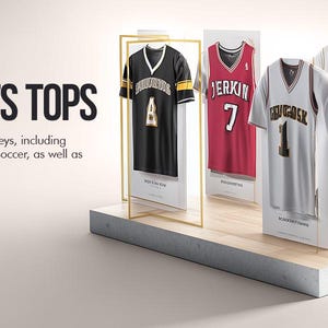 Puede incluir: Un expositor con varios maillots deportivos en negro, blanco y rojo, con el texto APPLICABLE TO VARIOUS SPORTS TOPS, This spacious design fits various sports jerseys, including basketball, football, baseball, hockey and soccer, as well as Muay Thai shorts and graduation gowns, y Premium materials.
