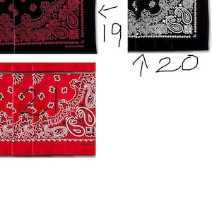 以下が含まれることがあります： 伝統的なペイズリー柄の正方形バンダナのコレクション。赤プリントの黒生地、白プリントの黒生地、白プリントの赤生地のセットです。各バンダナにはThe Peacock Crewというテキストが表示されています。