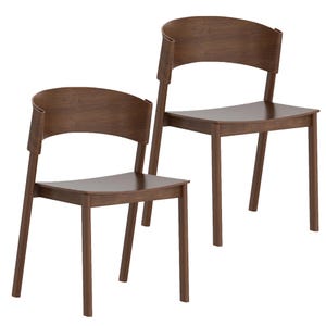 Puede incluir: Dos sillas de madera con respaldo curvo y acabado marrón oscuro. Las sillas tienen un diseño simple y moderno con cuatro patas rectas y un asiento ligeramente curvado. Adecuadas para el comedor o como piezas decorativas.