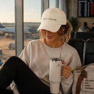 Gorra bordada "Él está volando" / Gorra para esposa de piloto / Regalo para novia de aviación / Gorra para futura esposa de piloto / Gorra femenina de aeropuerto