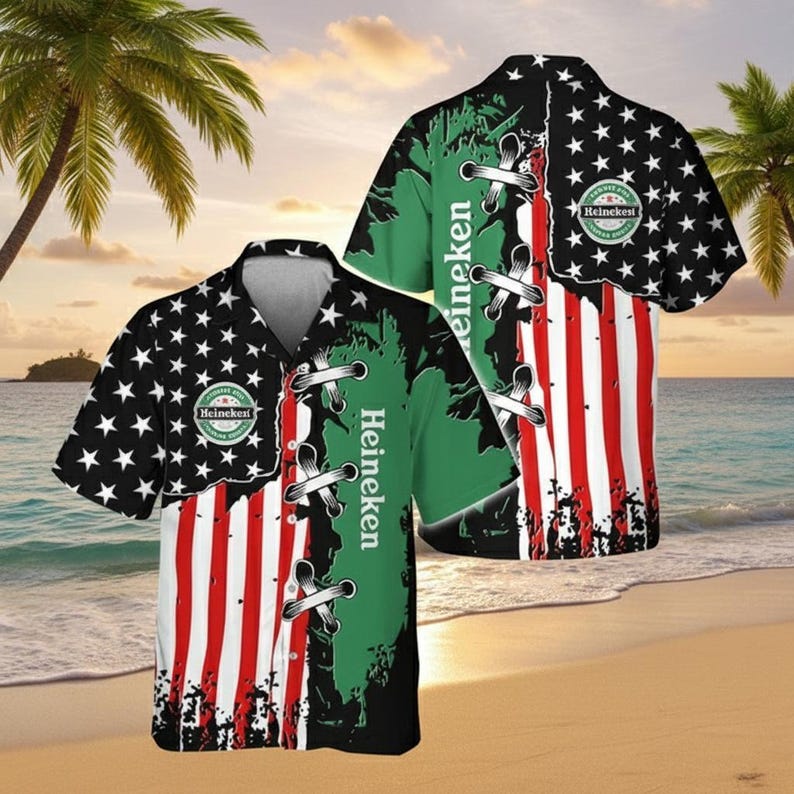 Puede incluir: Camisa de manga corta con un dise&ntilde;o &uacute;nico. La camisa presenta un dise&ntilde;o dividido con la bandera estadounidense en un lado y un dise&ntilde;o verde y negro con la palabra "Heineken" en el otro. El logotipo de Heineken tambi&eacute;n es visible.