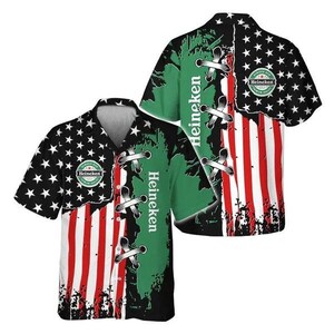 Puede incluir: Camisa de manga corta con un dise&ntilde;o &uacute;nico. La camisa presenta un dise&ntilde;o dividido con la bandera estadounidense en un lado y un patr&oacute;n verde y negro con el logotipo de Heineken en el otro. Tiene un cuello cl&aacute;sico y un ajuste relajado.