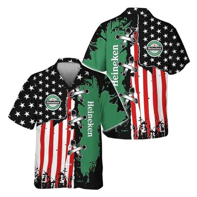 Puede incluir: Camisa de manga corta con un dise&ntilde;o &uacute;nico. La camisa presenta un dise&ntilde;o dividido con la bandera estadounidense en un lado y un patr&oacute;n verde y negro con el logotipo de Heineken en el otro. Tiene un cuello cl&aacute;sico y un ajuste relajado.