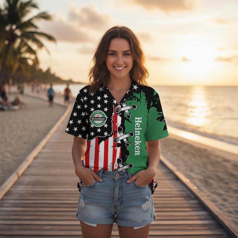 Puede incluir: Una camisa de manga corta con un dise&ntilde;o &uacute;nico. La camisa presenta un dise&ntilde;o dividido con la bandera estadounidense en un lado y un mapa verde con el logotipo de Heineken en el otro. La camisa se usa con pantalones cortos de mezclilla.