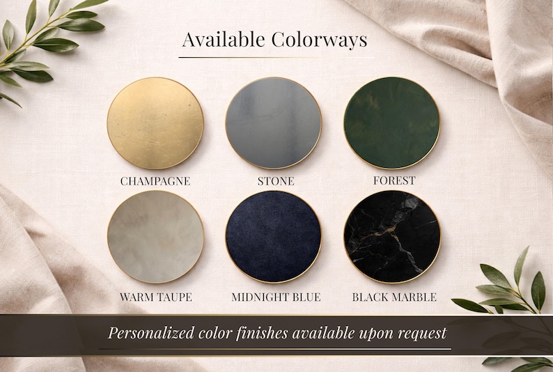 Op de afbeelding: Afbeelding met zes ronde onderzetters met gouden randen, elk met een andere kleur en textuur. Kleuren zijn champagne, steen, bosgroen, warm taupe, middernachtblauw en zwart marmer. De tekst luidt "Available Colorways" en "Personalized color finishes available upon request."