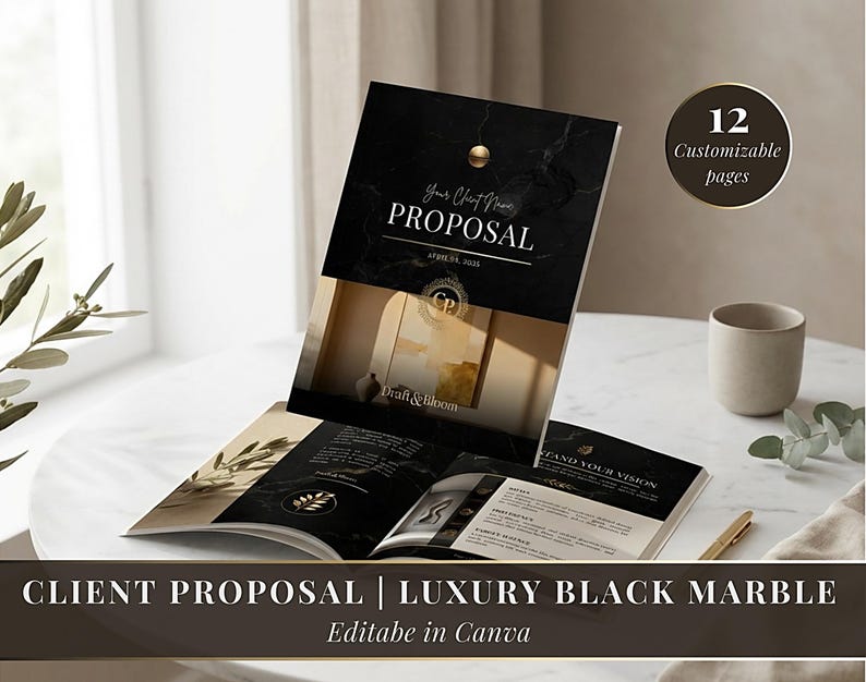 Op de afbeelding: Een zwartmarmeren voorstelsjabloon met gouden accenten. De omslag luidt "Your Client Name PROPOSAL" en "Draft & Bloom". De tekst "12 Customizable pages" staat in een cirkel. De onderste banner luidt "CLIENT PROPOSAL | LUXURY BLACK MARBLE Editable in Canva."