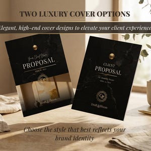 Op de afbeelding: Twee zwarte voorstelcovers met gouden accenten en marmerachtige texturen. De covers bevatten de tekst "PROPOSAL" en "CLIENT PROPOSAL". De afbeelding bevat ook een pen, een mok en de tekst "TWO LUXURY COVER OPTIONS".