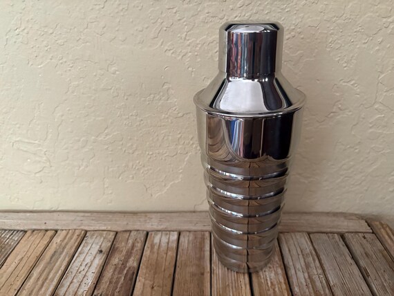 Vintage Minimalist Ribbed Silver Metal Cocktail Shaker