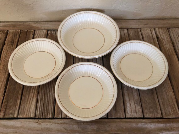 Set of 4 Antique Ivory and Gold Ofetruria & Barlaston Wedgewood Edme Bowls