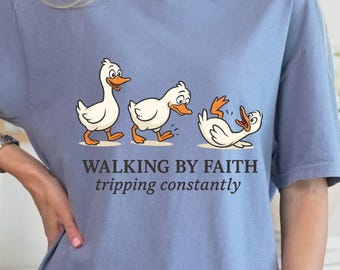 Durch den Glauben, der ständig Stolpert, T-Shirt, lustiges christliches Enten-T-Stück, Glaube basiert Geschenk für sie, Kirche Humor Outfit