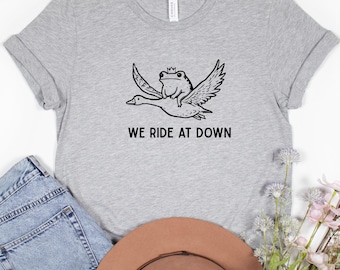 5. Maglietta We Ride at Dawn Frog, Goose Ride, Comfort Colors 1717, simpatico regalo a forma di animale in stile cottagecore, maglietta divertente di tendenza