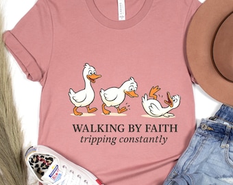 Durch den Glauben, der ständig Stolpert, Shirt, lustiges christliches Gans-T-Stück, Glaube-Humor-Geschenk für Frauen, gemütliche religiöse Grafik
