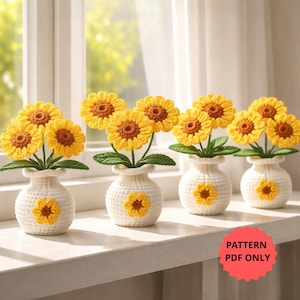 Puede incluir: Ramos de girasoles de ganchillo en jarrones blancos. Cada jarrón tiene una aplicación de girasol amarillo. Los girasoles tienen pétalos amarillos y centros marrones. Se ven hojas verdes. El texto "PATTERN PDF ONLY" está en una pegatina roja.