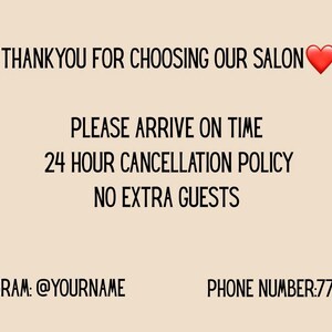 Pu&ograve; includere: Un cartello beige con testo nero che recita "THANKYOU FOR CHOOSING OUR SALON" con un'emoji a forma di cuore rosso. Il testo aggiuntivo include "PLEASE ARRIVE ON TIME", "24 HOUR CANCELLATION POLICY" e "NO EXTRA GUESTS". Il cartello mostra anche un nome utente Instagram e un numero di telefono.