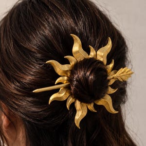 Accessoire pour cheveux Soleil d'Or avec épingle flèche – Bijou de cheveux céleste, chignon bohème, rayons de soleil féeriques, cadeau Renaissance
