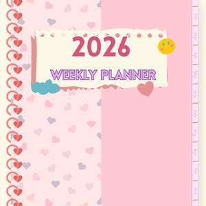 Puede incluir: Un planificador semanal rosa de 2026 con una cubierta estampada con corazones y un fondo rosa. El planificador presenta una encuadernación en espiral con detalles de corazón y pestañas mensuales. La portada incluye el texto "2026 WEEKLY PLANNER".