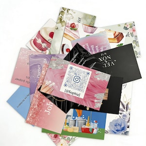 Könnte beinhalten: Eine Sammlung von Visitenkarten mit verschiedenen Designs und Farben. Einige Karten zeigen Blumenmuster, Kuchenillustrationen und Text. Eine Karte zeigt einen QR-Code und den Instagram-Benutzernamen "[@Sophia]", eine andere den Namen "John".