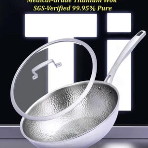 Puede incluir: Un wok de titanio de grado médico con tapa de cristal. El wok tiene una textura martillada y un mango largo. El texto de la imagen dice: "Medical-Grade Titanium Wok SGS-Verified 99.95% Pure."