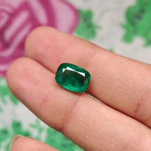 Natuurlijke Zambiaanse smaragd van 4,28 karaat met kussenslijping, levendig groen, geschikt voor het maken van sieraden.