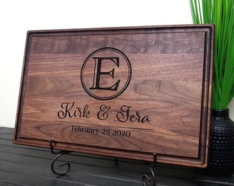 Tablero de corte de madera personalizado, tabla de corte grabada personalizada, tabla de corte de monogramas, boda, aniversario, regalo de bienvenida