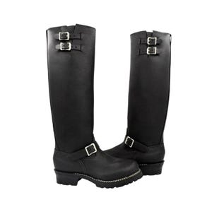 Puede incluir: Un par de botas negras de cuero hasta la rodilla. Cada bota tiene dos correas con hebilla en la parte superior y una en el tobillo. Las botas tienen punta redonda y suela resistente con costuras visibles.