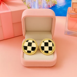 Pendientes de botón a cuadros / Blanco y negro, borde de perlas