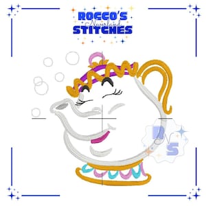 Può includere: Una tazza di ceramica bianca con manico nero e la scritta "But First, Coffee" in grassetto nero. La tazza è posta su uno sfondo sfocato, che suggerisce un'atmosfera accogliente.