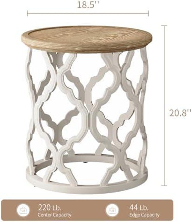Puede incluir: Una mesa auxiliar redonda con una tapa de madera clara y una base calada blanca. La mesa tiene 47 cm de di&aacute;metro y 53 cm de altura. Tiene una capacidad central de 100 kg y una capacidad de borde de 20 kg.