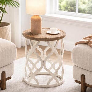 Puede incluir: Una mesa auxiliar redonda con base calada blanca y tapa de madera natural. Una peque&ntilde;a l&aacute;mpara y una taza con platillo est&aacute;n sobre la mesa. La mesa tiene aproximadamente 61 cm de di&aacute;metro y 61 cm de altura.