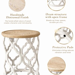Puede incluir: Mesa auxiliar redonda con tapa de bandeja y acabado envejecido. La mesa tiene una estructura de tambor abierta blanca y una tapa marr&oacute;n claro. El texto de la imagen dice "Handmade Distressed Finish" y "Tray Tabletop".