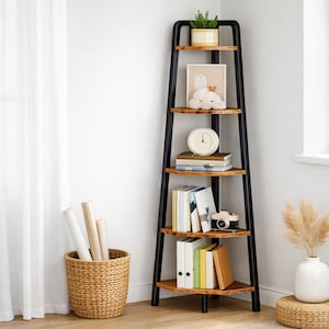 Puede incluir: Estantería esquinera de metal negro y madera con cinco estantes triangulares. Los estantes exhiben una variedad de artículos, incluyendo libros, un reloj, una pequeña cámara y una planta en maceta. También se ven una cesta tejida y un jarrón.