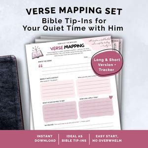 Puede incluir: Un conjunto de hojas blancas para mapeo de versículos con cuadros de texto y encabezados en rosa, que incluyen secciones para escribir versículos, contexto, aplicación y oración, junto a una Biblia negra encuadernada en cuero.