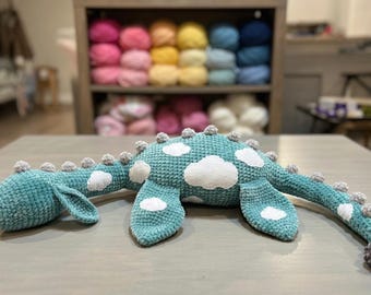 Schema per realizzare all'uncinetto il mostro Nessie amigurumi, simpatico peluche della creatura di Loch Ness in formato PDF, giocattolo a forma di serpente marino fantasy, regalo fai da te, download immediato.