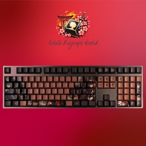 Op de afbeelding: Een witte keramische mok met een zwarte handgreep en de tekst "But First, Coffee" in een vetgedrukte, zwarte letter. De mok is gevuld met een donkere vloeistof, waarschijnlijk koffie, en staat op een lichtgekleurd oppervlak.