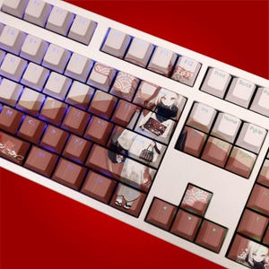 Puede incluir: Un teclado mecánico blanco con teclas personalizadas en tonos marrón y blanco. Varias teclas muestran una ilustración de un personaje estilo anime con un kimono tradicional, junto con texto en japonés y patrones de ondas.