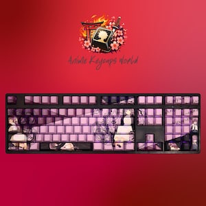 Może przedstawiać: Czarna klawiatura mechaniczna z różowymi nakładkami na klawisze z grafiką w stylu anime. Klawiatura ma czerwone tło z napisem "Anime Keycaps World" i ilustracją japońskiej świątyni i miecza.