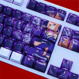Può includere: Una tastiera meccanica bianca con tasti personalizzati. I tasti sono un mix di viola e bianco, con opere d'arte in stile anime su alcuni tasti. La tastiera ha una retroilluminazione viola e i tasti sono disposti in un layout standard.