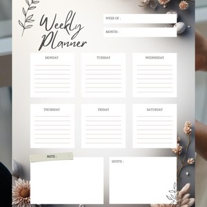 Peut inclure: Un planificateur hebdomadaire avec un design floral. Le planificateur comprend des sections pour chaque jour de la semaine, ainsi que des espaces pour les notes et les citations. Les mots "Weekly Planner" sont écrits dans une police élégante. Des éléments floraux décoratifs encadrent le planificateur.