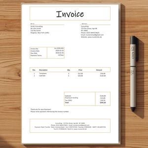 Könnte beinhalten: Eine weiße Rechnung mit der Überschrift "Invoice". Die Rechnung enthält Details wie Rechnungsnummer, Datum und Zahlungsbedingungen. Ein schwarzer Stift liegt rechts. Die Rechnung liegt auf einer Holzoberfläche.