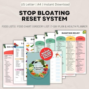 Puede incluir: Una taza de cerámica blanca con asa negra y el texto "But First, Coffee" en negrita negra. La taza está sobre un fondo borroso. La taza mide aproximadamente 10 cm de altura.