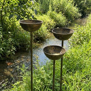 Zestaw trzech metalowych kubków do kąpieli dla pszczół w stylu rustykalnym, prezent na ogród, sztuka ogrodowa, poidełko dla owadów