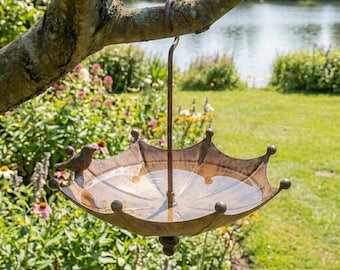 Comedero para pájaros estilo paraguas vintage, bandeja colgante rústica de metal para semillas, decoración de jardín para pájaros al aire libre.