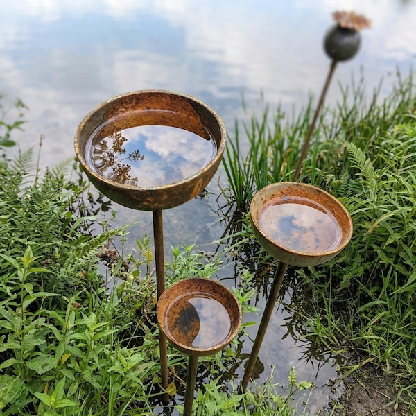 Set di 3 paletti in metallo per la raccolta dell'acqua piovana, con finitura rustica e effetto patina, ideali per decorare il giardino.