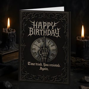 Puede incluir: Una tarjeta de cumpleaños gótica con las palabras "HAPPY BIRTHDAY" en una fuente estilizada. La tarjeta presenta una esfera de reloj con una mano esquelética haciendo una peineta. El texto "Time tried. You resisted. Again," está debajo.