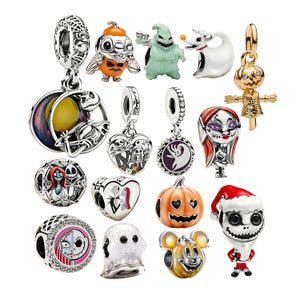 Może przedstawiać: Kolekcja srebrnych i emaliowanych zawieszek z postaciami i motywami z Miasteczka Halloween, w tym Jackiem Skellingtonem, Sally, Zero, Oogie Boogie oraz różnymi wzorami dyń, przeznaczonych do noszenia na bransoletce typu charms.
