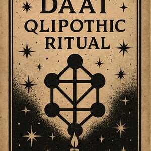 Op de afbeelding: Een vintage poster met de tekst "DAAT QLIPOTHIC RITUAL" in zwart. Het ontwerp bevat een geometrisch symbool, sterren en een brandende kaars, tegen een beige, getextureerde achtergrond. Occult thema.
